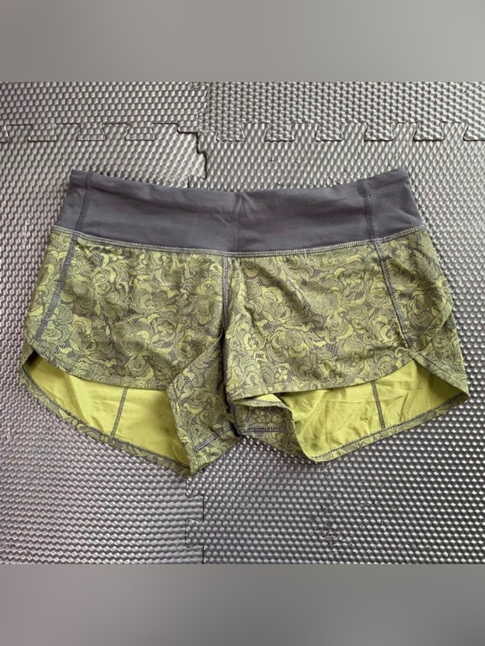 Lululemon Speed Shorts Olive Green / Black Women’s Size 4 Back Pocket